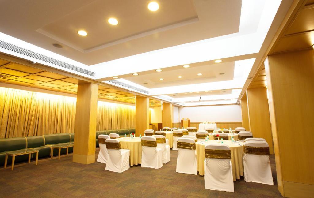 E Square The Fern, Poona Buitenkant foto