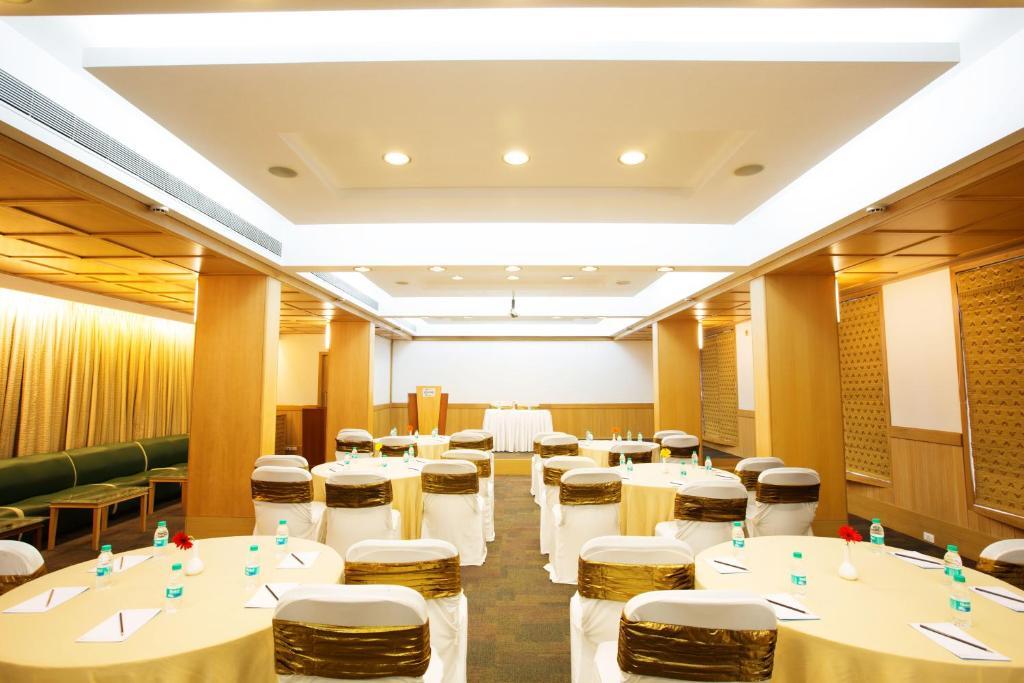 E Square The Fern, Poona Buitenkant foto