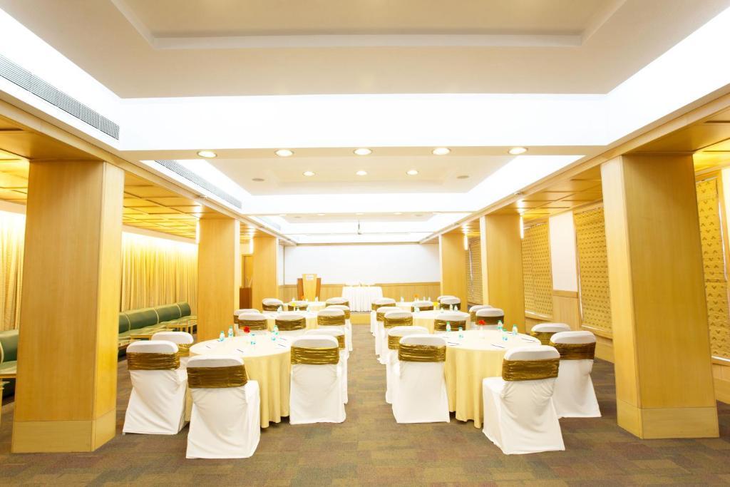 E Square The Fern, Poona Buitenkant foto